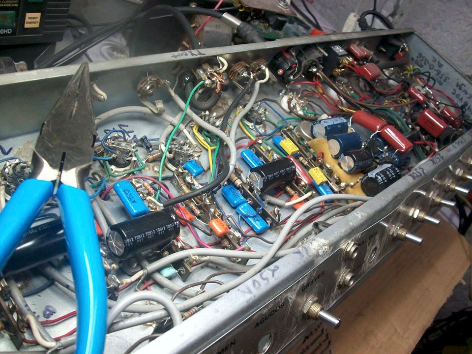 Amplificador cableado a mano Image